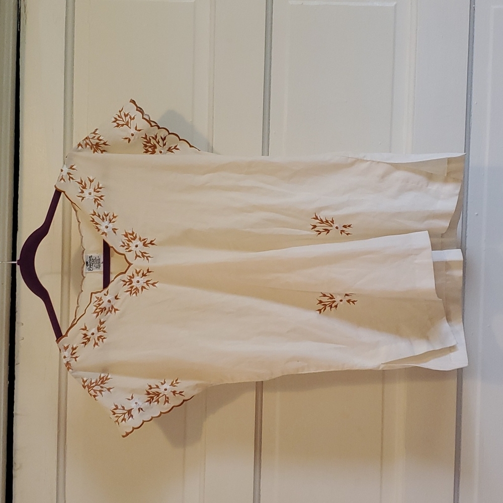 *CLOSET CLOSING 7/31* Vintage cream blouse top, flower embroidery large